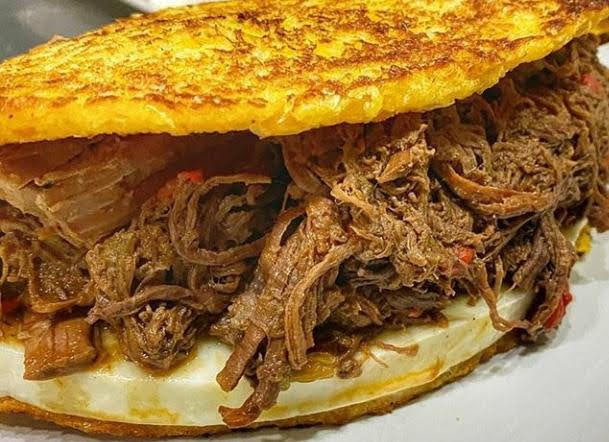 Cachapa de queso y carne mechada