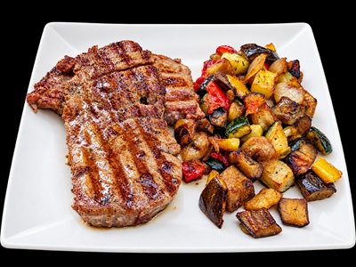 Lomo de atún con vegetales salteados