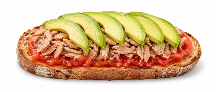 Media Tostada con tomate, atún y aguacate