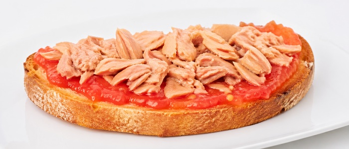 Media Tostada con tomate y atún
