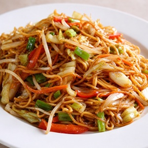 Tallarines, al estilo chino-venezolano, con vegetales
