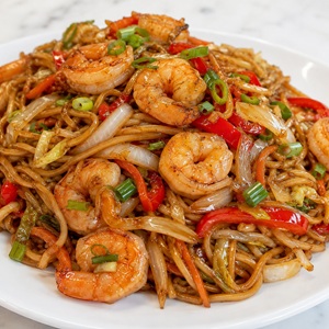 Tallarines chinos, al estilo venezolano, con gambas