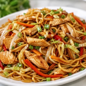 Tallarines chinos, al estilo venezolano, con pollo