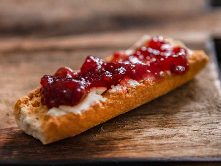 Media Tostada con mantequilla y mermelada
